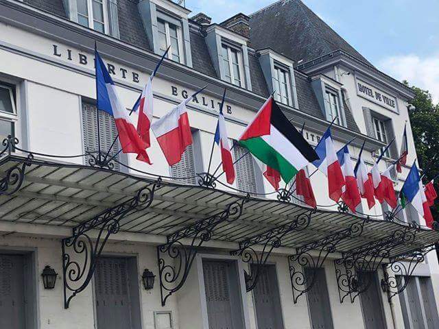بلديات فرنسية تتحدى تعليمات الحكومة وتُصر على رفع العلم الفلسطيني