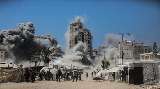 طيران الاحتلال يُدمّر برج السوسي السكني بمدينة غزة