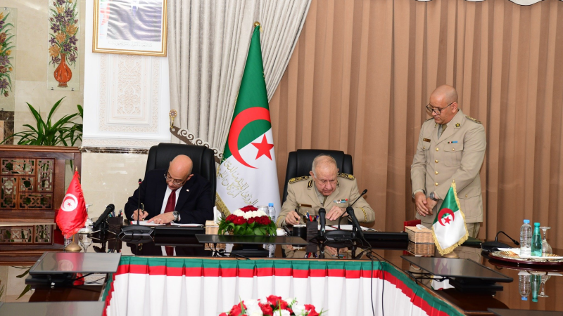 تونس والجزائر تُوقّعان اتفاق تعاون مشترك في مجال الدفاع لتعزيز العلاقات العسكرية
