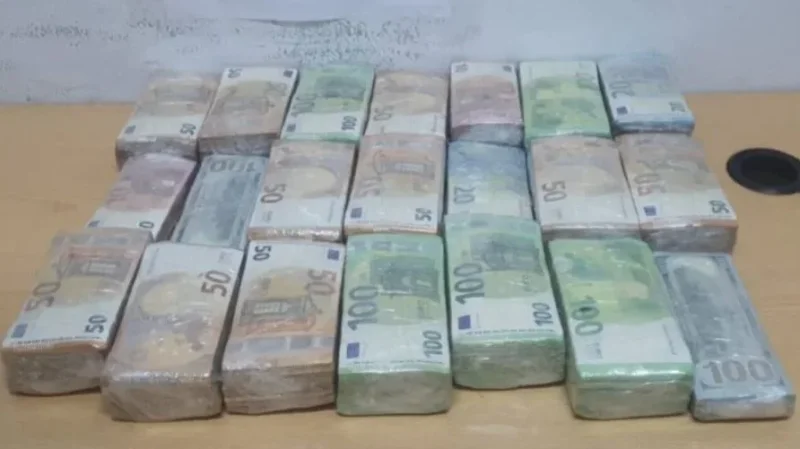 إحباط محاولة تهريب عملة أجنبية بقيمة 1.5 مليون دينار بمعبر رأس جدير