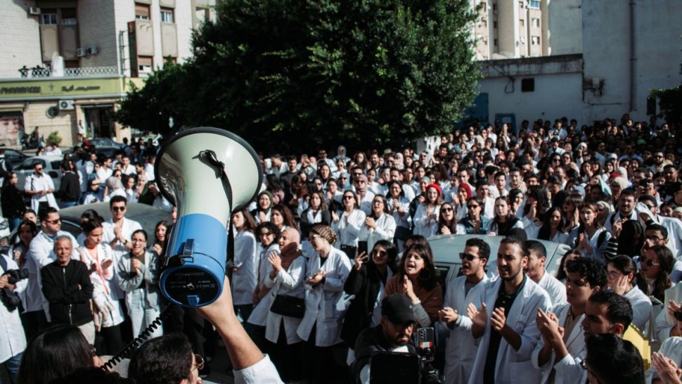 الأطباء الشبان يعلقون جميع تحركاتهم الاحتجاجية