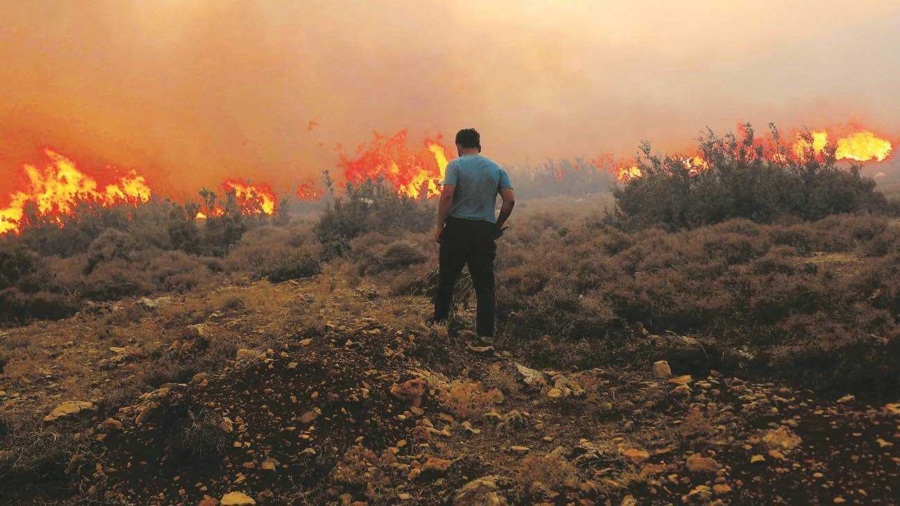 إجلاء عشرات العائلات الجزائرية مع امتداد حرائق الغابات في تيبازة