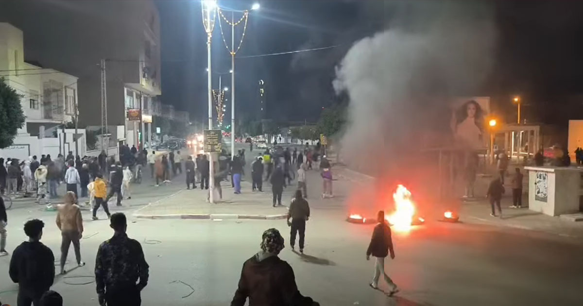 القيروان: إيقاف 21 شابًا على خلفية احتجاجات وغلق طرقات وسط المدينة