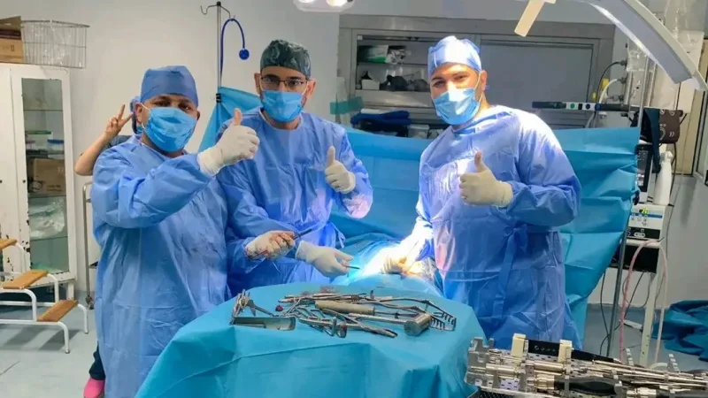 عملية جراحية دقيقة بسيدي بوزيد تنقذ مريضًا من فقدان الحركة