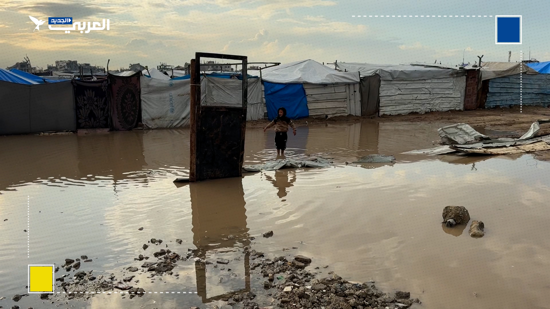 الأمطار الغزيرة تغرق خيام النازحين في قطاع غزة وتفاقم معاناتهم