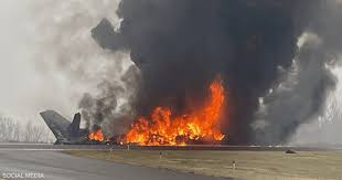 تحطم طائرة أثناء هبوطها بمطار أمريكي وإندلاع حريق كبير