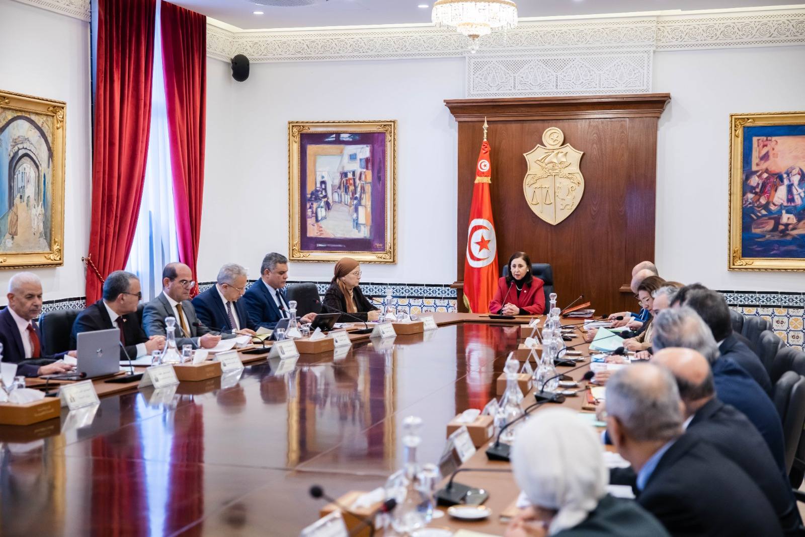 رئيسة الحكومة تدعو إلى “ثورة تشريعية” وتسريع إصدار القوانين الاجتماعية والاستثمارية