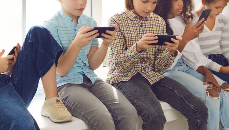 ميتا ويوتيوب أمام القضاء بتهم تتعلق بإدمان الأطفال والإضرار بهم